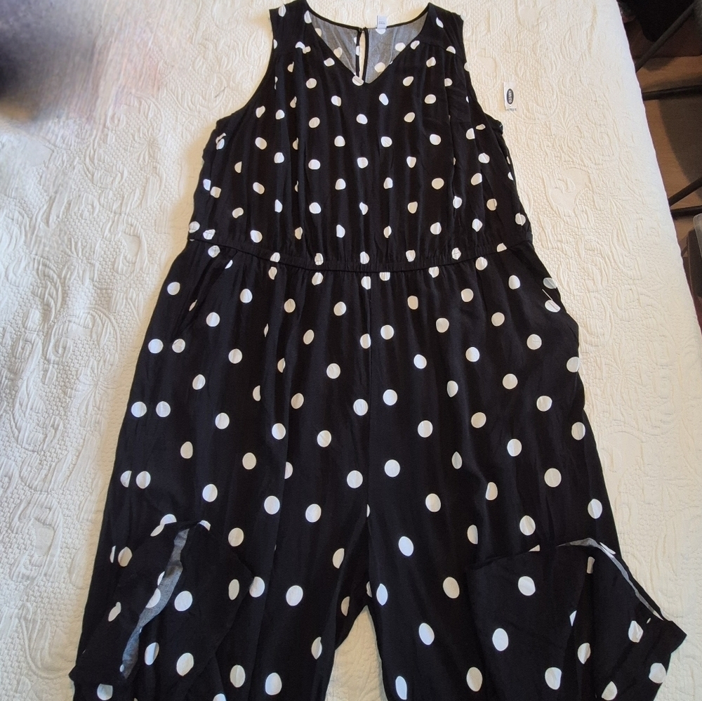 Old Navy women's size 4X black with white dot jumpsuit, has small defect NWT